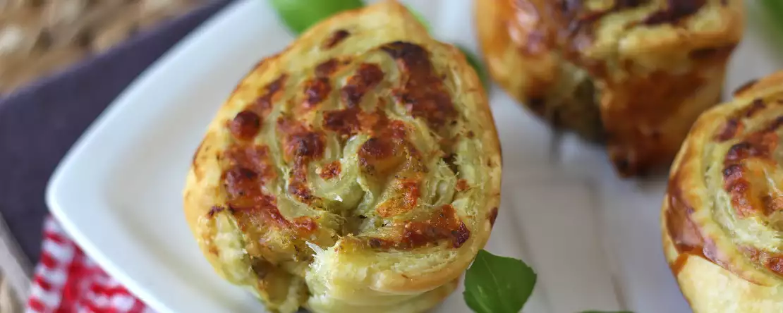 Dessa smördegsbakelser med pesto tar bara 15 minuter att tillaga ... och försvinner ännu snabbare