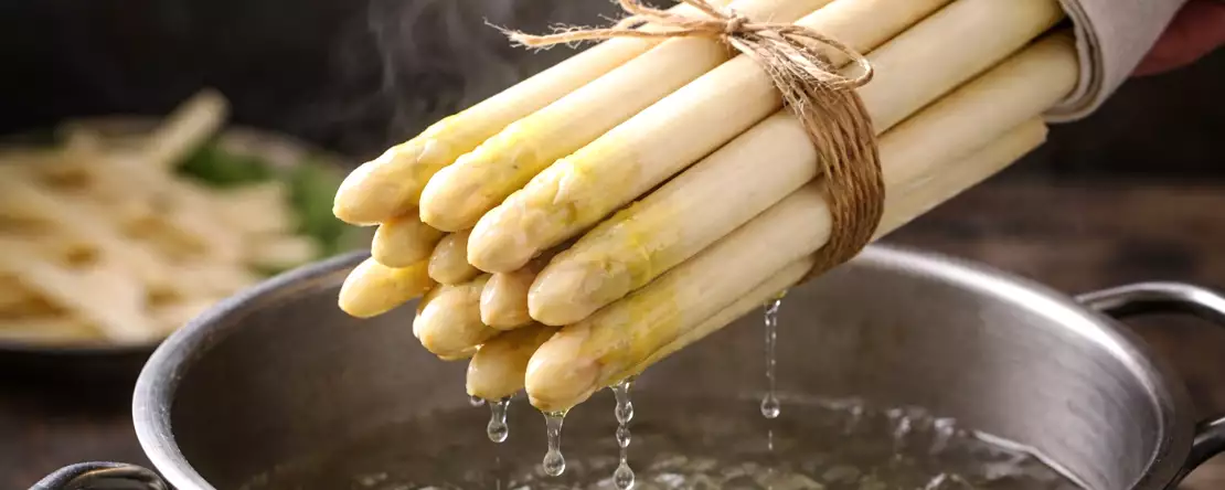 Varför toppkockar tillagar vit sparris i ett knippe