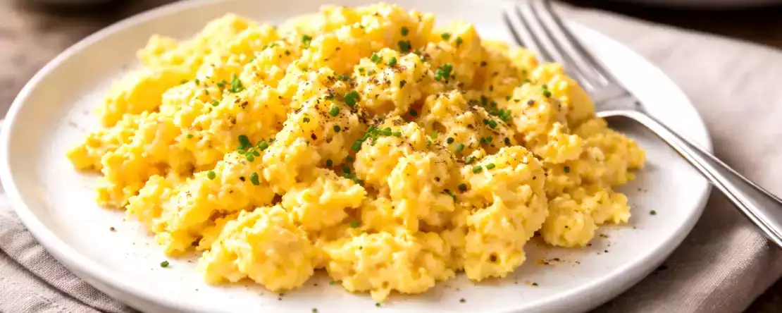 Vad är hemligheten bakom en lyckad äggröra? Enkla tips för en krämig konsistens!