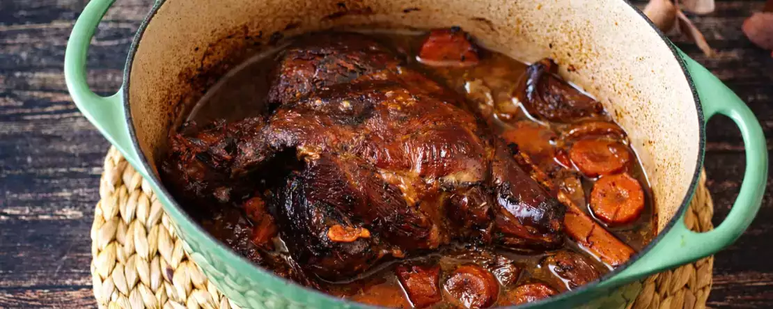 Hur man gör långsamt stekt lammben: den enkla metoden för mört, smakrikt kött