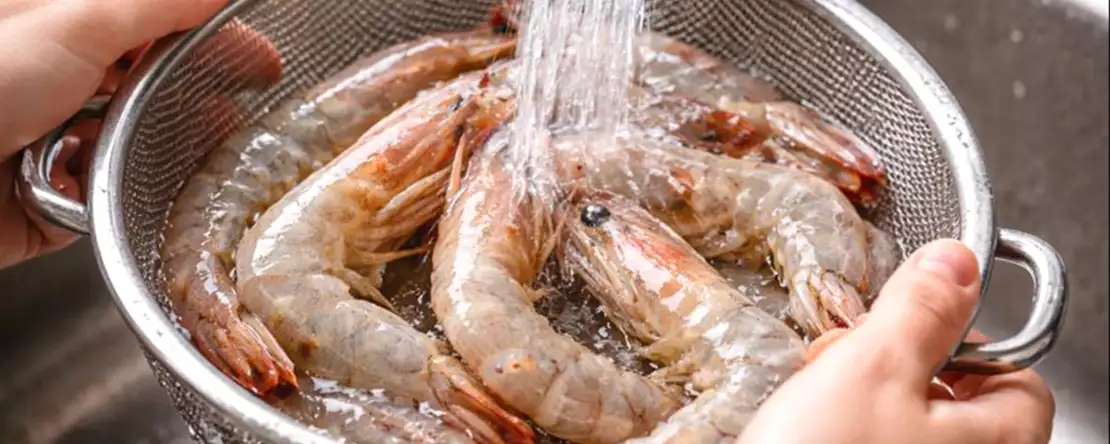 Tvättar du dina räkor innan du tillagar dem? Förstå varför denna vanliga gest kan vara ditt största misstag