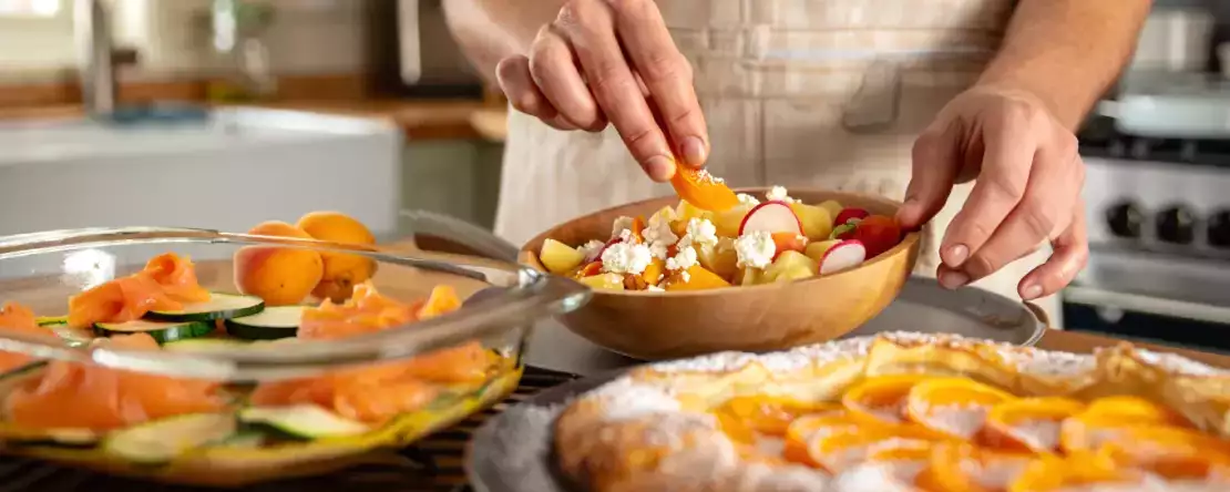 Dagens meny, 5 maj: färgglad sallad, zucchini terrin och aprikosclafoutis