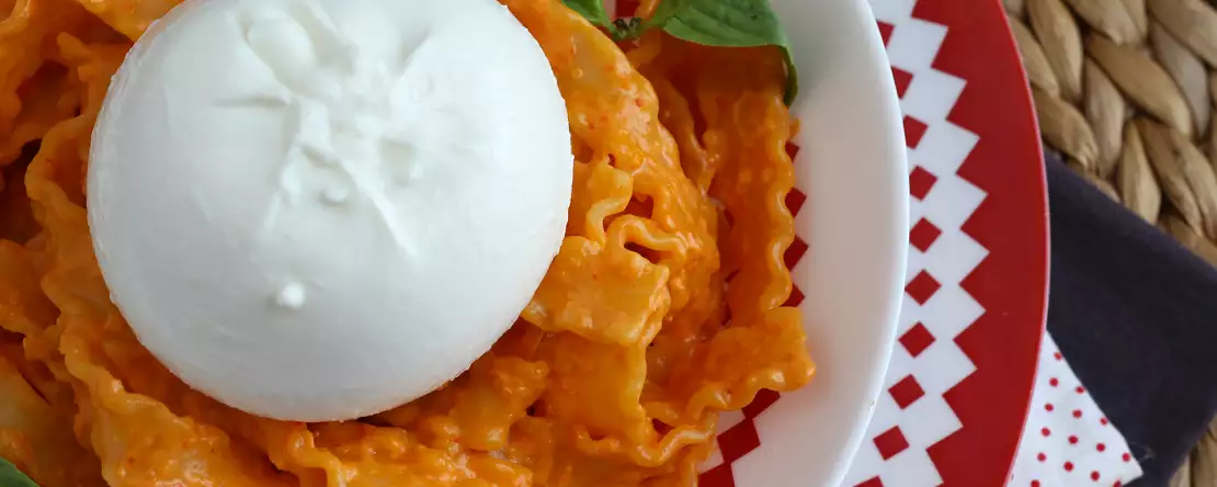 Gläd dina gäster med 9 recept med burrata för dina soliga måltider