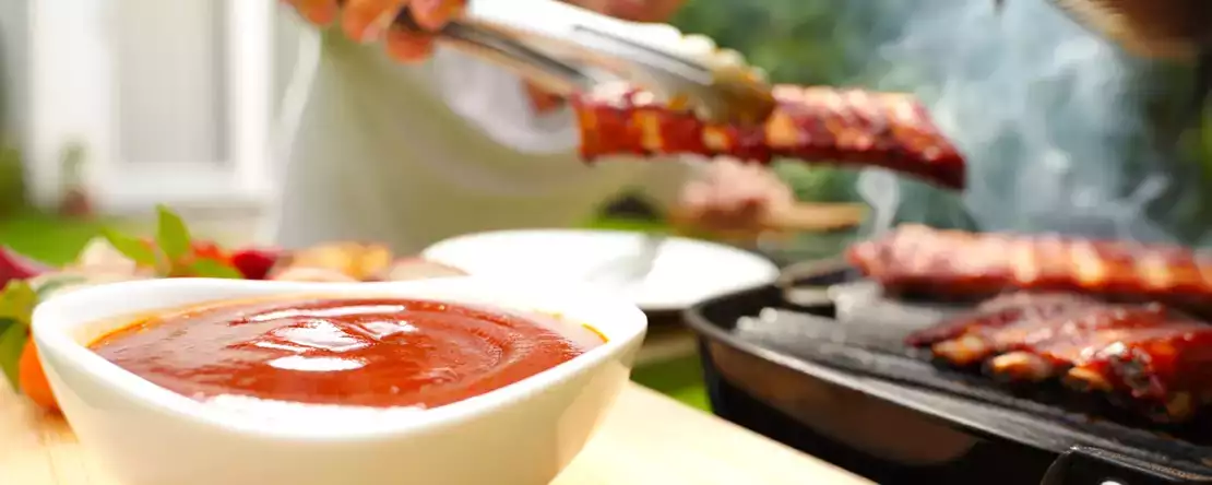 Barbecue sås: gör det hemma och förvandla allt kött