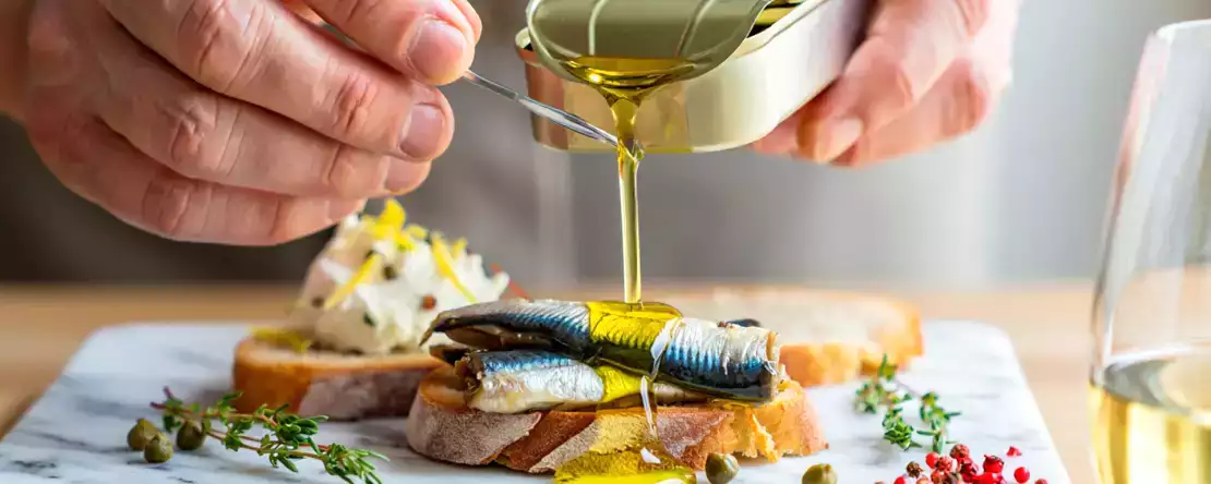 Nästan alla kastar bort oljan från en sardinburk utan att inse vad de går miste om