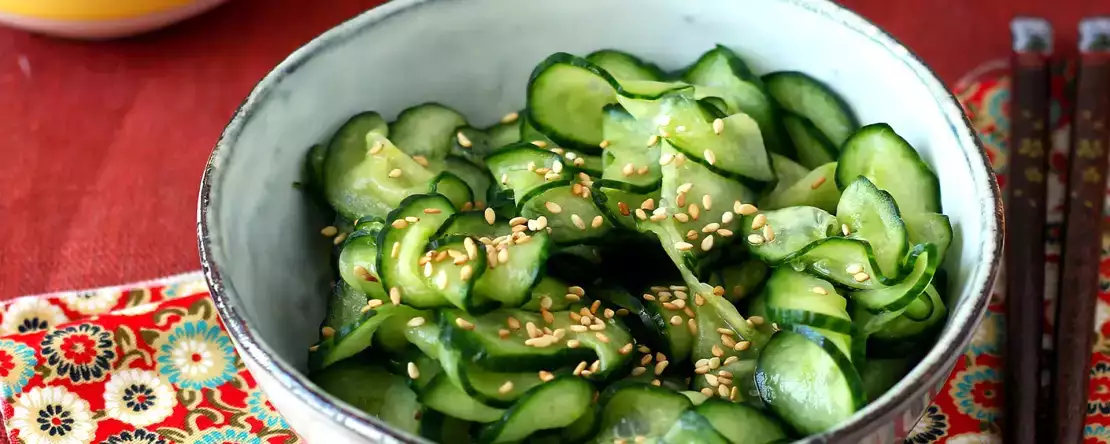 Gurka behöver inte vara intetsägande: idéer och recept för mycket godare sallader