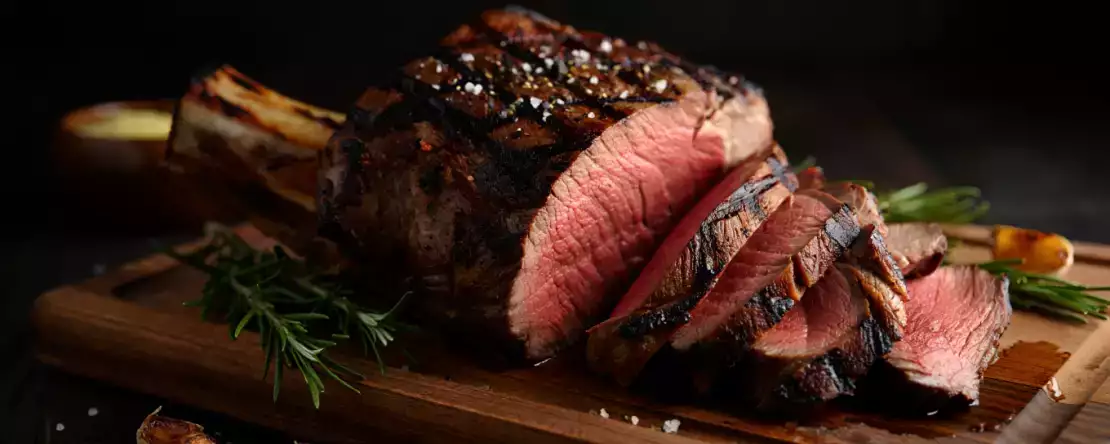 Kan du äta kött på kvällen utan att störa din sömn? Vad du behöver veta för att undvika rastlösa nätter