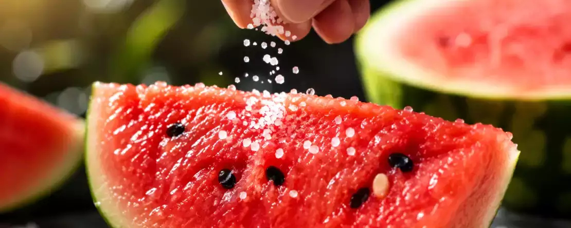 Salt på vattenmelon: fungerar det verkligen eller är det bara ännu ett viralt påhitt?