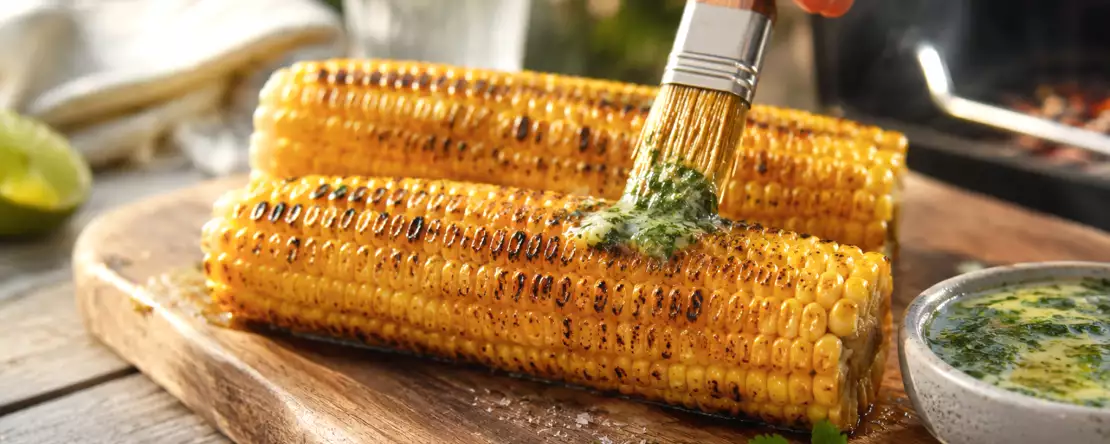 Hur man grillar majskolvar så att de blir mjuka, söta och får en grillad smak