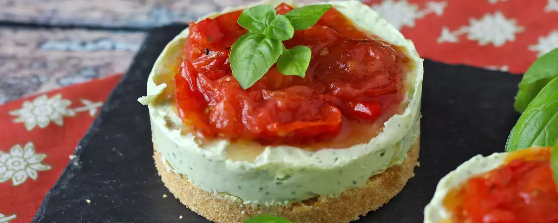 Små salta cheesecakes i portionsstorlek: färska, krämiga och lätta att servera vid alla tillfällen