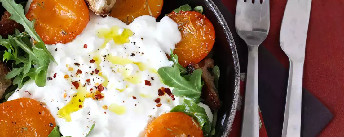 10 sommarsallader med ost: fräscha recept med feta, burrata, mozzarella och getost