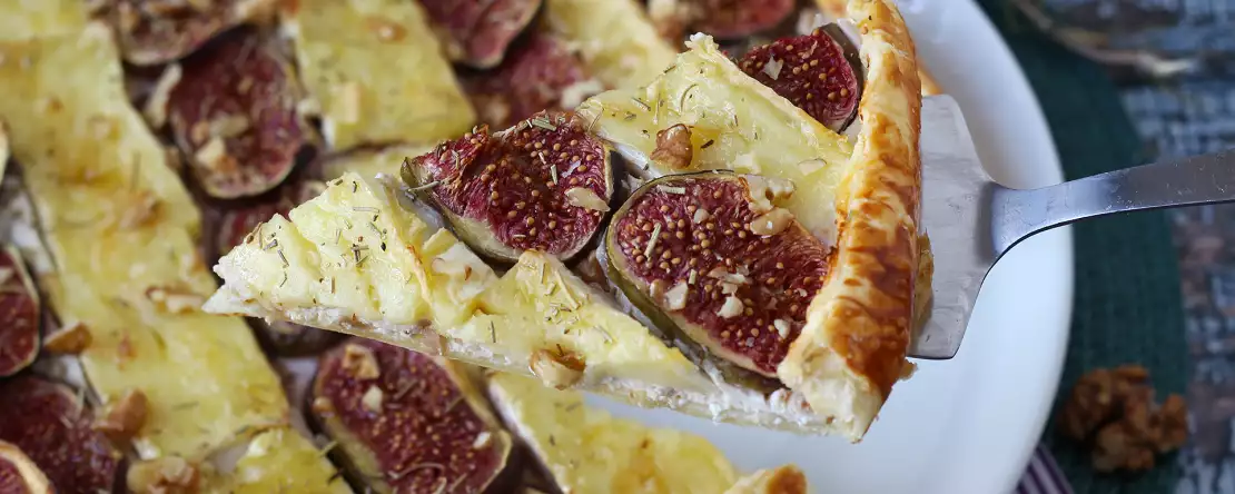 Innan fikonäsongen är över, prova den här tunna pajen med brie och valnötter