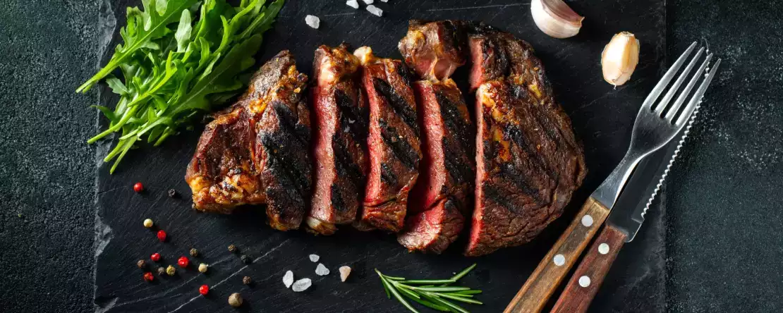 Förlorar ditt kött mycket saft när du skär upp det? Att vänta några minuter kan göra stor skillnad