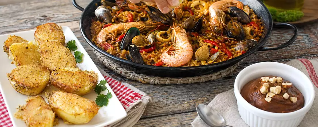 Skaldjurspaella med saffran och vegansk hasselnötskräm