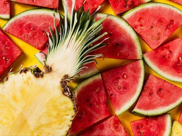 Ta reda på vilka frukter som har ett högt vatteninnehåll och som kan komplettera ditt dagliga vätskeintag på ett naturligt och utsökt sätt!