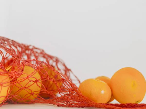 Hemligheten bakom färgade nät på frukt och grönsaker i snabbköp