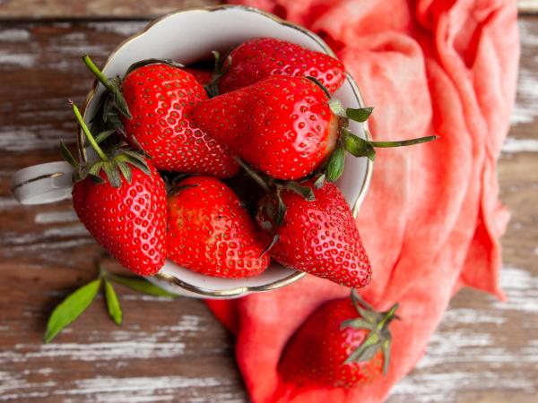 Hur man använder mycket mogna jordgubbar i enkla hemlagade desserter