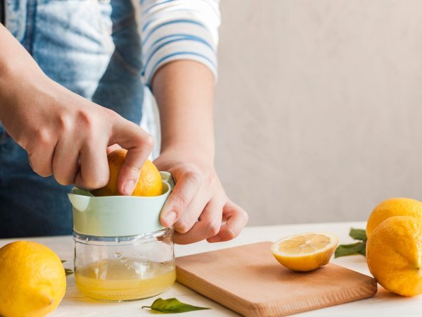 Hur man extraherar mer juice från citron: Snabba och enkla tips
