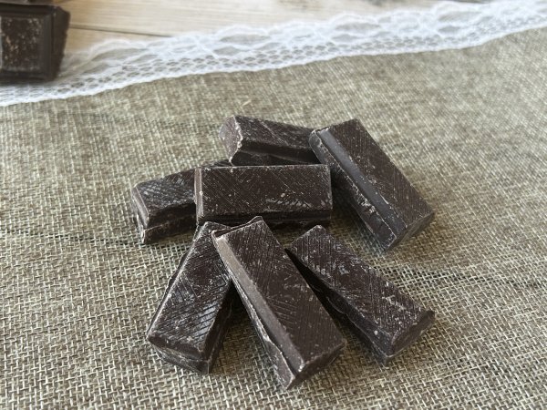Varför blir choklad vit i kylskåpet?