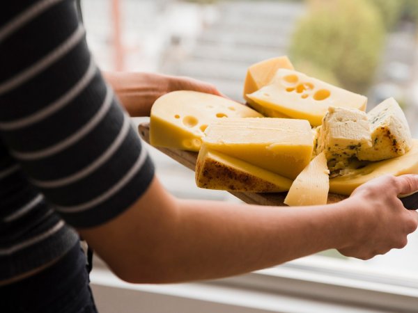 Kan du frysa ost? Ta reda på vilka som är idealiska och vilka som inte är det