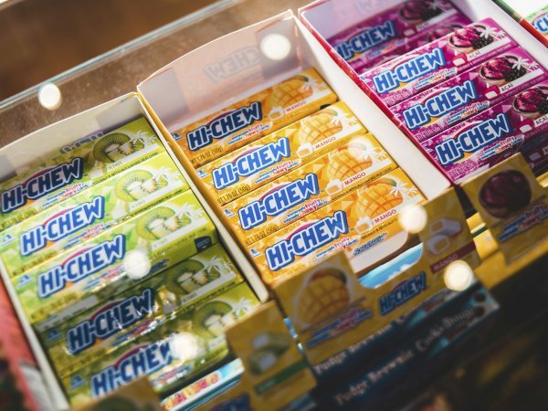 En enda bit tuggummi släpper ut tusentals mikroplaster när det tuggas.