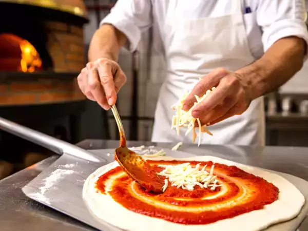 Farväl traditionell mozzarella? Här kommer vegansk ost på pizza