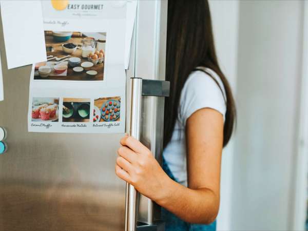 I värmen kan ditt kylskåp bli skurken på din elräkning. Upptäck 7 knep för att spara energi på sommaren