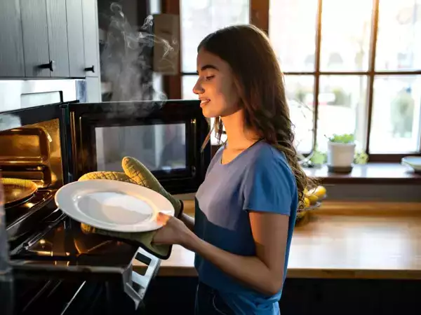 Hur använder man mikrovågsugnen för att halvera förberedelsetiden? Tips som kommer att förändra ditt sätt att laga mat varje dag