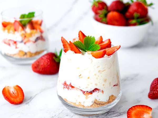 Denna jordgubbs-tiramisu ersätter mascarpone med en lättare men lika god ingrediens