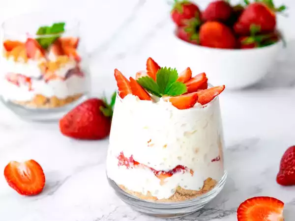 Denna jordgubbs-tiramisu ersätter mascarpone med en lättare men lika god ingrediens