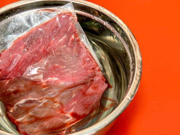 Tina kött snabbt och säkert? Här är tricket du behöver veta