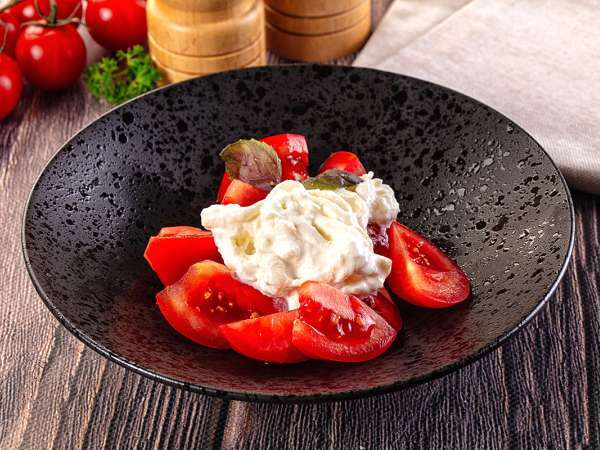 Ett sommarrecept klart på 5 minuter med bara en tomat