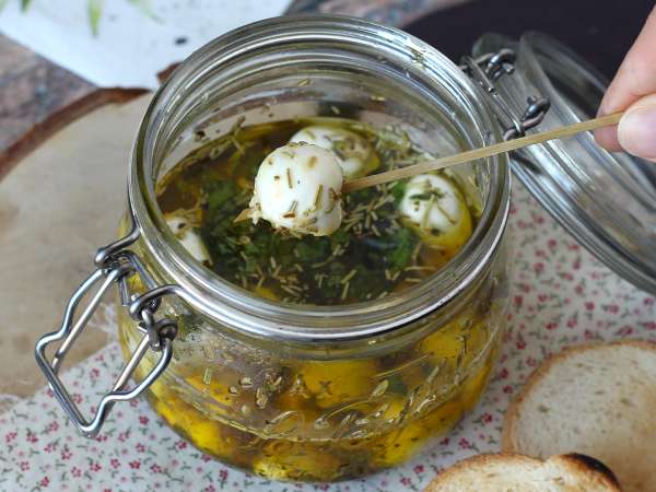 De här marinerade mozzarellabollarna är en ren njutning (och kommer att försvinna från bordet innan du hinner blinka)