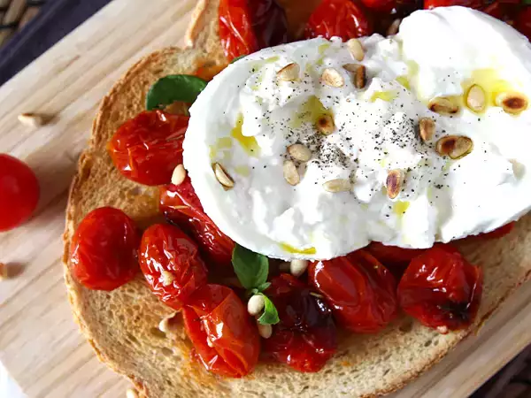 Burrata: 8 receptidéer för att ta fram det bästa i denna ultrakrämiga ost