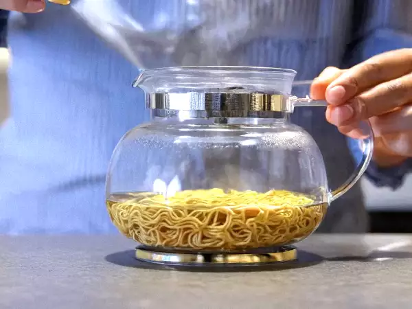 Det här tricket för att göra pasta i vattenkokaren fungerar verkligen (och du kommer att vilja prova det)