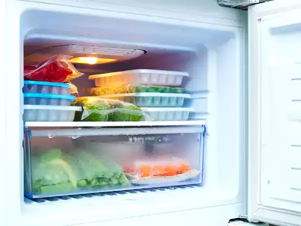 Att glömma att lämna frysdörren öppen kan orsaka hälsorisker. Här får du veta varför
