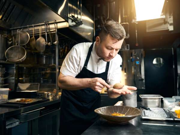 Kockar avslöjar vilka rätter de alltid undviker att beställa på restaurang