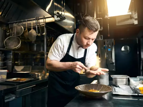 Kockar avslöjar vilka rätter de alltid undviker att beställa på restaurang