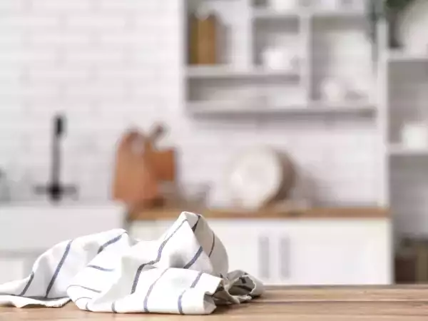 Vid vilken temperatur bör man tvätta sin kökshandduk i maskin för att effektivt döda bakterier?