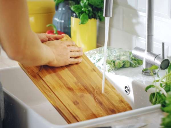 Rengör en skärbräda av trä på bara en minut: den enklaste metoden