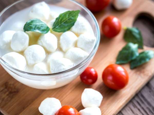 Varför italienare alltid sparar mozzarellavatten (och vad de använder det till)