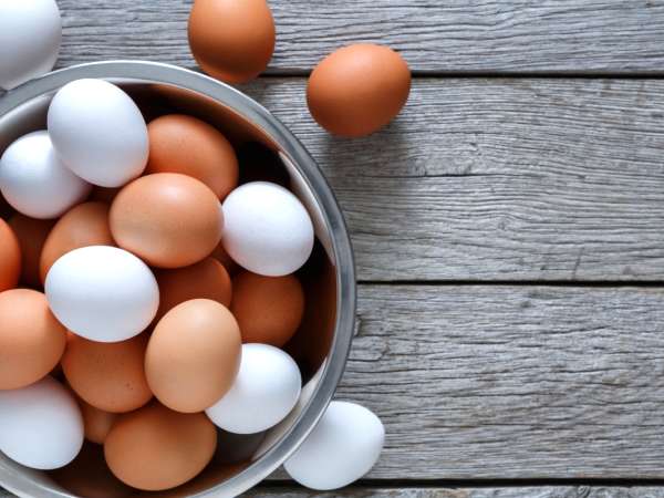Den verkliga skillnaden mellan vita och bruna ägg (och vilket du bör välja)