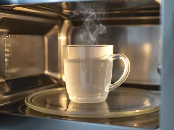 Varför det kan vara farligare än du tror att värma ett glas vatten i mikrovågsugnen