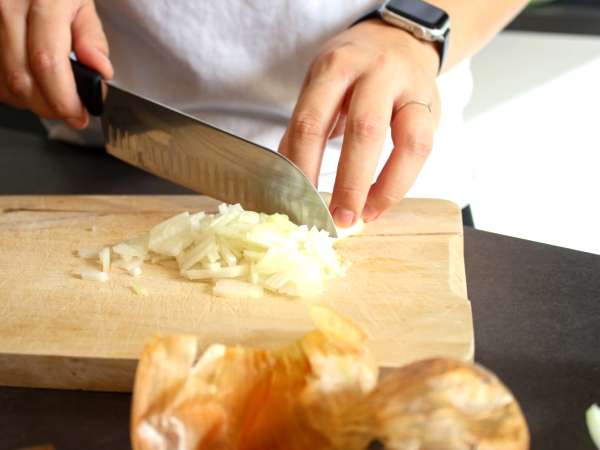 Sluta släng dina lökskal – de kan bli en läcker rätt