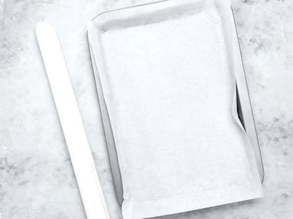 Varför kockar alltid lägger bakplåtspapper i botten på ugnen (och varför du borde göra detsamma)