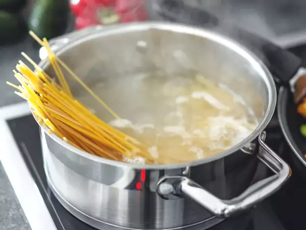 Varför pratar alla om pastakokningsvatten? Här är vad det egentligen är till för