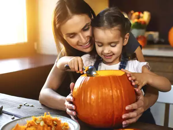 Så här täljer du en pumpa hemma och njuter av Halloween-ritualen utan skärsår eller skrämsel.