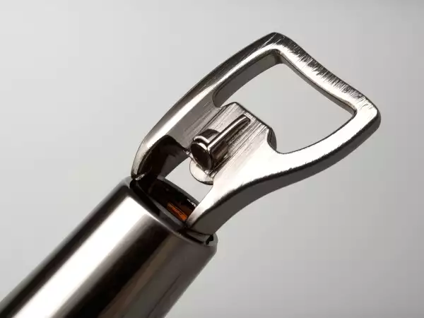 Har du slut på korkskruvar? Oroa dig inte: dessa nödtekniker kommer att rädda dina aperitifer