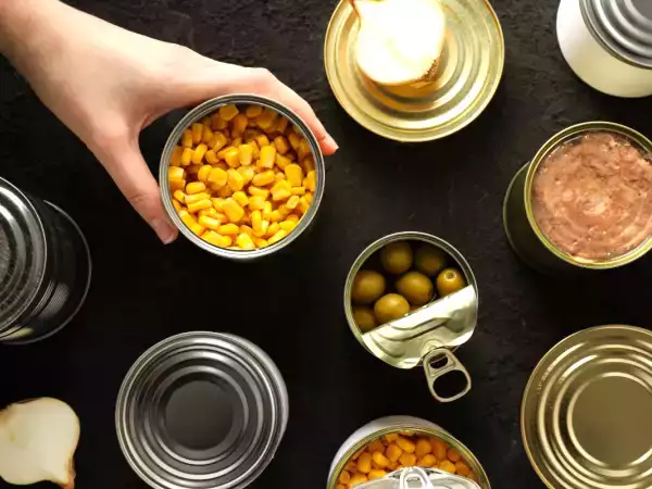 Öppna en konservburk utan konservöppnare - enkla metoden alla bör känna till