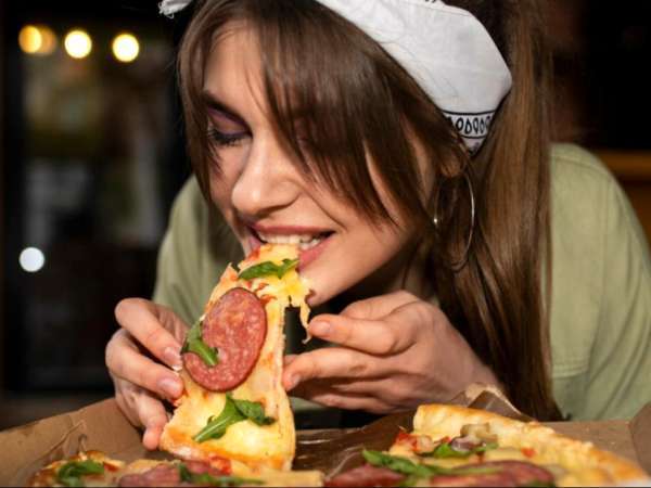 Glöm bestick: vad vetenskapen har upptäckt om att äta med händerna kommer att slå dig med häpnad